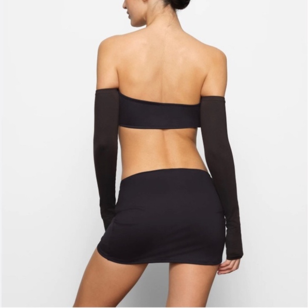 SKIMS RUCHED MINI SKIRT- ONYX - Picture 8 of 10